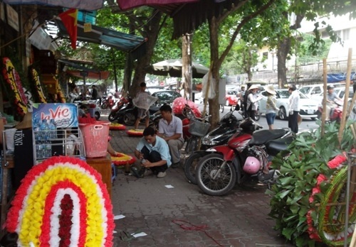 Kiếm sống bằng… “luộc” vòng hoa đám tang - 1 Dịch vụ làm vòng hoa viếng sôi động trước cổng Nhà tang lễ số 5 Trần Thánh Tông