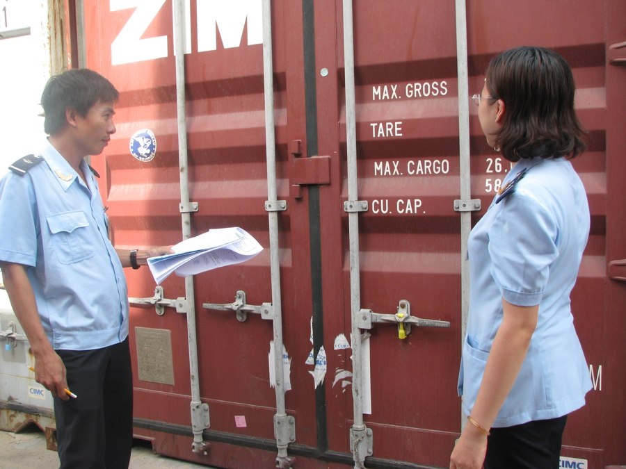 Những lưu ý về điều kiện ân hạn thuế - 1 Hải quan cảng Sài Gòn khu vực 1 giám sát hàng hóa NK. Ảnh: T.H