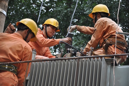 Khi “nhà đèn” cũng phải nỗ lực tiết kiệm điện - 1 Khi “nhà đèn” cũng phải nỗ lực tiết kiệm điện