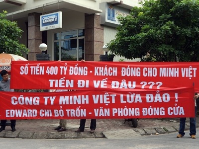 Chủ dự án Tricon Tower biến mất, khách mua nhà tá hỏa - 1 Người dân căng băng rôn tại trụ sở Công ty Minh Việt.