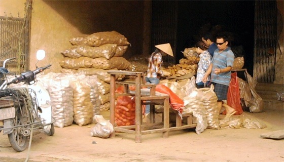 Cả làng bỏ ruộng đi buôn nông sản Tàu - 1 Cả làng bỏ ruộng đi buôn nông sản Tàu