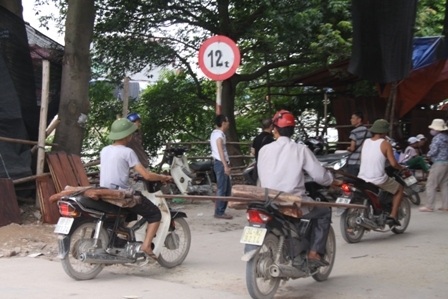 Cảnh tấp nập đưa hàng vào chợ.