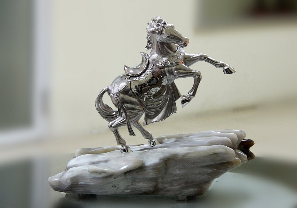 Tưng bừng khai trương - Rộn ràng ưu đãi cùng Vijas - 6 Tác phẩm “Mã đáo thành công” được chế tác bằng chất liệu bạc 95% trên nền Đá Gỗ hóa thạch