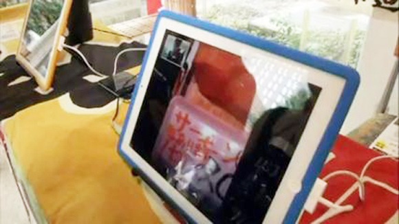 Một chủ cửa hàng cá ở