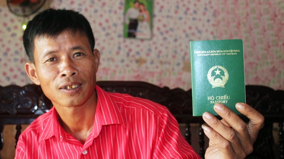 Làng buôn tóc xuyên lục địa - 1 Anh Nguyễn Xuân Quang - Bí thư chi bộ khu 2 và tấm hộ chiếu