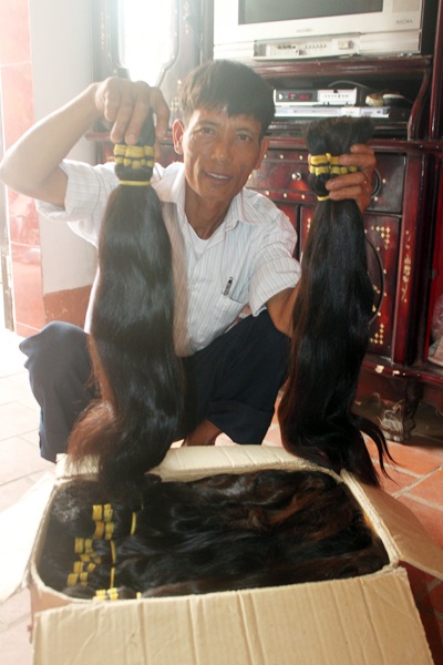 Làng buôn tóc xuyên lục địa - 4 Anh Phan Văn Thơm và thùng tóc đẹp trị giá 87 triệu đồng