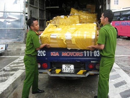 Nhập lậu cá trắm vào Việt Nam: Người nuôi thủy sản thêm khó  - 1 Lô hàng cá trắm nhập lậu bị công an bắt giữ ngày 28/7