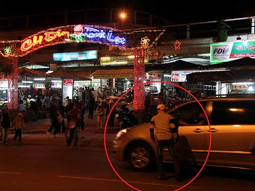 “Cò” đang chèo kéo khách ở chợ đêm Đà Lạt
