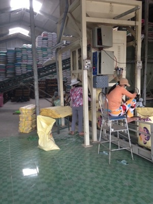 Hóa chất độc hại phù phép gạo mốc - 2 Công nhân tạo màu, tạo mùi và đánh bóng gạo.