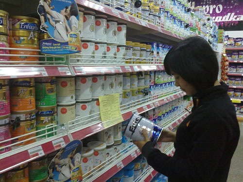 Bỏ mặc giá sữa! - 1 Người tiêu dùng đối mặt giá sữa tăng. Ảnh: Phương Nhung