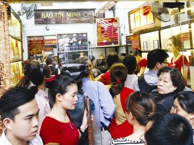 Ẩn số vàng sau giờ G - 1 Người dân chen chúc nhau đi mua vàng tại Hà Nội (Ảnh chụp sáng 28/6). Ảnh: Ngọc Châu.
