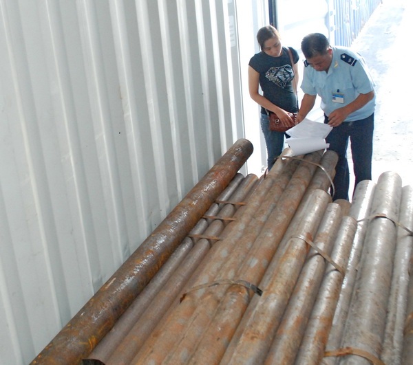 Công chức Hải quan Hải Phòng kiểm tra hàng nhập khẩu. Ảnh: T.B.