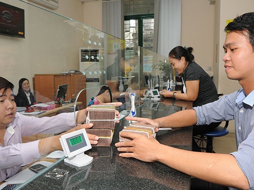Lãi suất giảm không như kỳ vọng - 1 Nhiều chuyên gia cho rằng thời điểm này đã thích hợp dỡ bỏ trần lãi suất huy động.