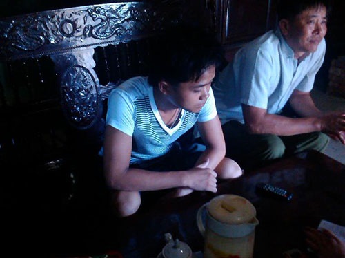 Anh Hoàng Danh Hậu (trái), ngụ xã Lăng Thành, huyện Yên Thành,