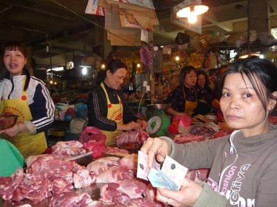 Lo giá hàng hóa tăng theo lương - 1 Các mặt hàng thực phẩm đã bắt đầu rục rịch tăng giá. Ảnh: Bảo Anh.