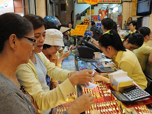 Mua vàng: Quá nhiều rủi ro - 1 Trong ảnh: Khách hàng mua vàng tại một cửa hàng vàng bạc ở TP HCM