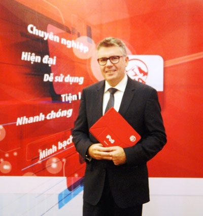 TGĐ AIA Việt Nam với ứng dụng iPoS.