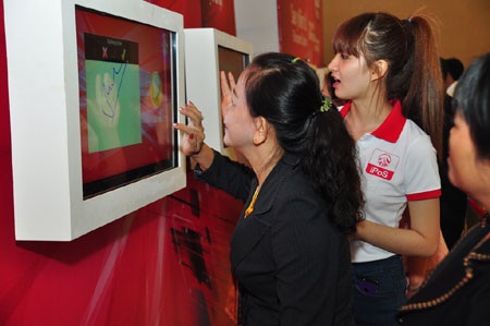 Hướng dẫn khách mời tham gia trải nghiệm iPoS.