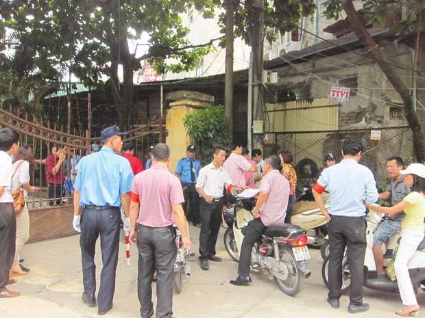 Dự hội nghị khách hàng, phải mang cả… giấy kết hôn! - 1 Khách hàng bị kiểm tra giấy tờ gắt gao để được tham gia Hội nghị khách hàng
