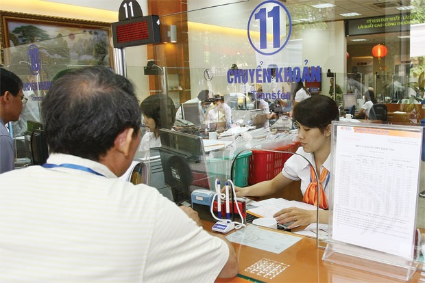 Tình hình hoạt động khó khăn là lý do để các nhà băng cắt giảm nhân sự, lưởng, thưởng.