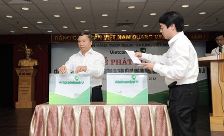 Vietcombank quyên góp ủng hộ Trường sa và đồng bào miền Trung bị lũ lụt - 1 Vietcombank quyên góp ủng hộ Trường sa và đồng bào miền Trung bị lũ lụt