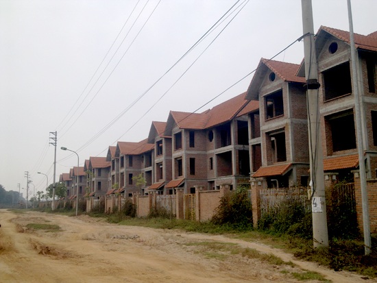 Những biệt thự, nhà liền kề bỏ hoang, trơ gan cùng tuế nguyệt thế này không hiếm tại Hà Nội