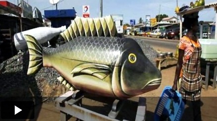 Châu Phi: Nô nức kinh doanh bảo hiểm tang lễ - 1 Quan tài hình con cá cho người chết ở châu Phi