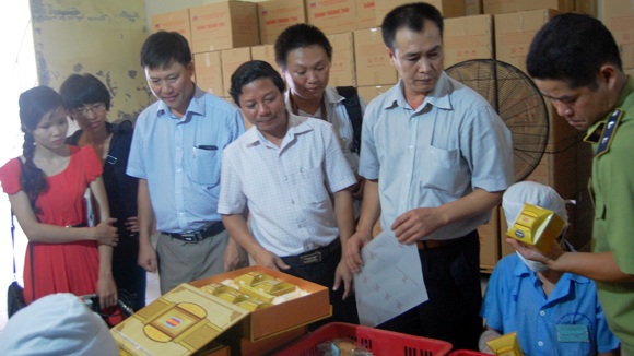 Chồng chéo kiểm tra bánh trung thu - 1 Đoàn liên ngành VSATTP TP. kiểm tra tại Công ty CP bánh kẹo liên doanh Maiays Việt