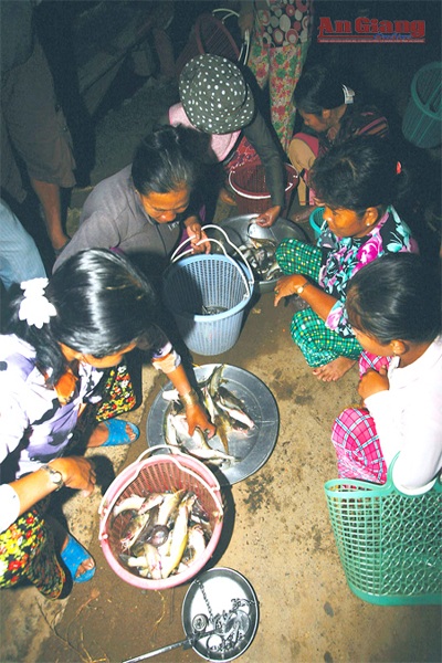 Chợ quê mùa nước nổi - 1 Cảnh chợ đêm biên giới mùa nước nổi. (Ảnh: Đ.N)