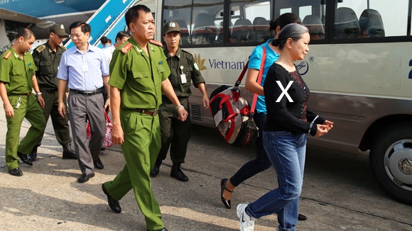 Hợp đồng đòi nợ... giá 90.000 USD - 1 Phạm Thúy Ngân (X) bị dẫn độ từ Liên bang Nga về Việt Nam