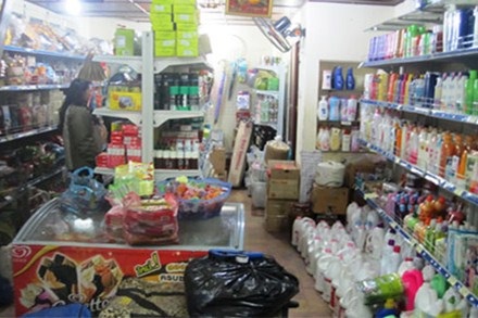 Hàng Thái Lan đang “lấn sân” hàng Việt - 1 Các siêu thị mini hàng Thái Lan mọc lên ngày càng nhiều.