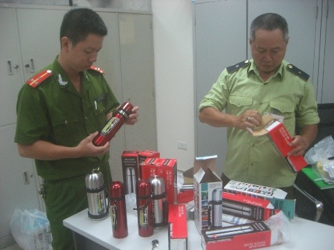 Phát hiện phích nước “nghi vấn” có "chất lạ" tại phố Hàng Khoai - 4 Các mẫu phích sẽ được đem giám định