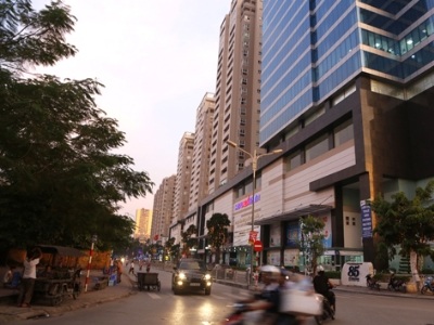 Ngột thở vì “phố chung cư” - 1 Loạt tòa nhà chung cư mọc lên trên con phố nhỏ Vũ Trọng Phụng. Ảnh: Hoàng Anh.