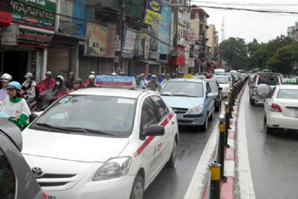 Taxi "chạy rỗng", mỗi ngày lãng phí 3 tỷ đồng tiền xăng - 1 Taxi chạy rỗng, mỗi ngày lãng phí 3 tỷ đồng tiền xăng