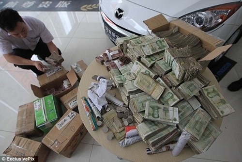 Vác 10 thùng tiền lẻ mua ôtô, chủ gara phát hoảng