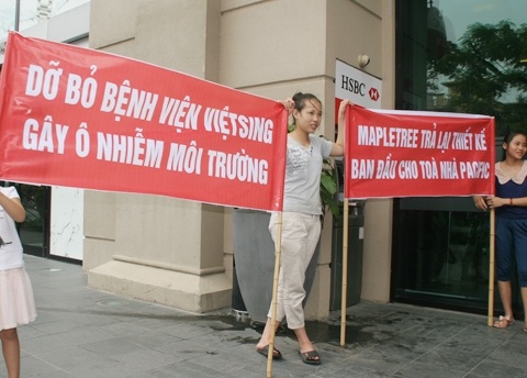 Chung cư bậc nhất Hà Nội: Tụ tập phản đối chủ đầu tư - 1 Hàng chục cư dân trước sảnh tòa nhà phản đối chủ đầu tư.