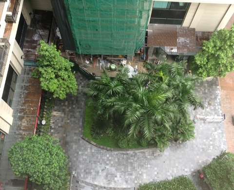 Chung cư bậc nhất Hà Nội: Tụ tập phản đối chủ đầu tư - 3 Việc xây dựng lắp đặt thêm thang máy được cho là ảnh hưởng tới cuộc sống của cư dân tòa nhà.