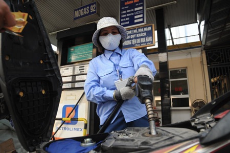 Doanh nghiệp “lờ” việc giảm giá xăng dầu - 1 Doanh nghiệp “lờ” việc giảm giá xăng dầu