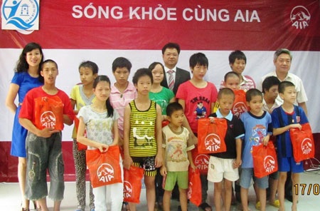 Trao tặng quà trung thu cho các trẻ em của Trung tâm.