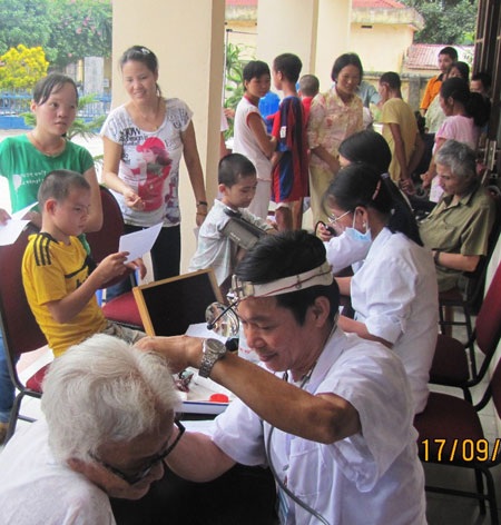 Các bác sĩ tổ chức khám bệnh và phát thuốc miễn phí cho các cụ già và trẻ em tại Trung tâm.