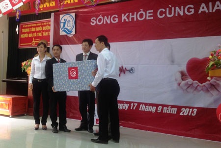 AIA tổ chức khám và phát thuốc miễn phí cho 100 người già và trẻ tàn tật Hà Nội - 3 Trao tặng quà do đại lý và nhân viên AIA tại Sơn Tây đóng góp.