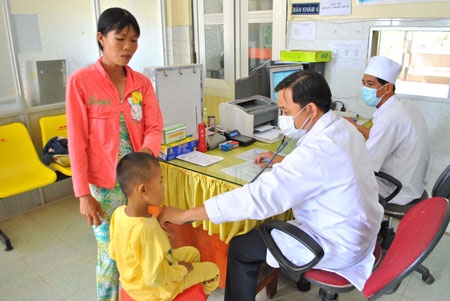 Tin học hóa các ngành KT - XH thời… “vừa đi, vừa dò” - 3 Khám chữa bệnh tại bệnh viện Mộc Hóa, cả bệnh nhân và bác sĩ đều hài lòng