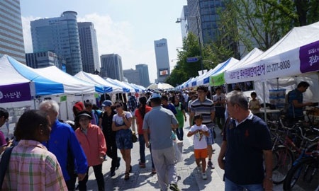 Đi chợ trời "Liên hợp quốc" ở Seoul - 3 Chợ trời đông đúc ở trung tâm thủ đô Seoul giữa tiết trời nóng bức.