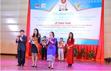 Dạ Hương được trao giải thưởng “Thương hiệu nổi tiếng Asean” - 1 Đại diện Công ty DP Hoa Linh nhận giải thưởng “Thương hiệu nổi tiếng Asean”