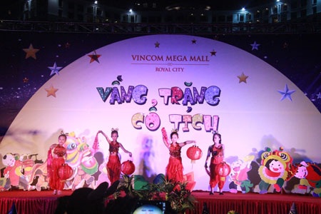 Đón trung thu đầu tiên tại Vincom Mega Royal City - 2 Các bé duyên dáng với đèn lồng Trung thu