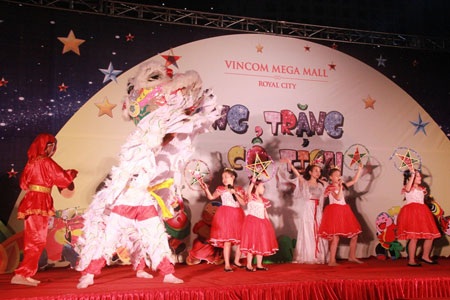 Đón trung thu đầu tiên tại Vincom Mega Royal City - 4 Trung thu rộn ràng với chị Hằng, chú Tễu, màn múa lân và rước đèn của các em thiếu nhi