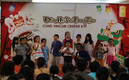 Đón trung thu đầu tiên tại Vincom Mega Royal City - 9 Các em thiếu nhi cùng tham gia nhiều trò chơi trong chương trình…