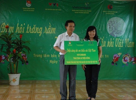 Vietcombank chung tay “thắp sáng ước mơ thiếu nhi Việt Nam 2013”