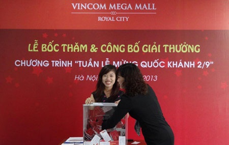 VMM Royal City: Đã tìm ra chủ nhân của chiếc xe hơi trị giá gần 1,4 tỷ đồng - 2 Bà Nguyễn Tú Anh bốc thăm lựa chọn người may mắn trúng giải của chương trình.
