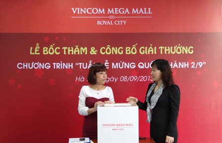 VMM Royal City: Đã tìm ra chủ nhân của chiếc xe hơi trị giá gần 1,4 tỷ đồng - 1 Đại diện Sở Công thương – Bà Nguyễn Tú Anh (bên phải) kiểm tra niêm phong của thùng phiếu bốc thăm